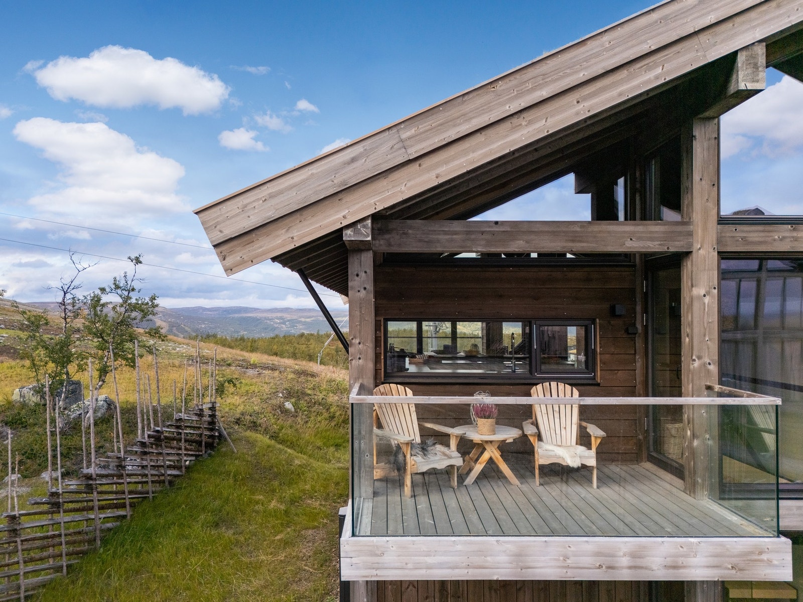 Solrik terrasse utenfor kjøkkenet Galleribilde