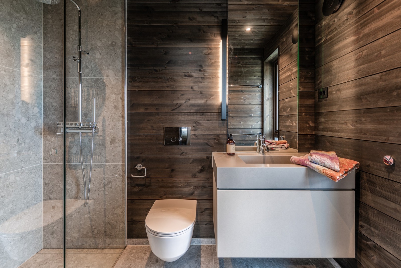 Soverommet i andre etasje har et lekkert en-suite bad Galleribilde