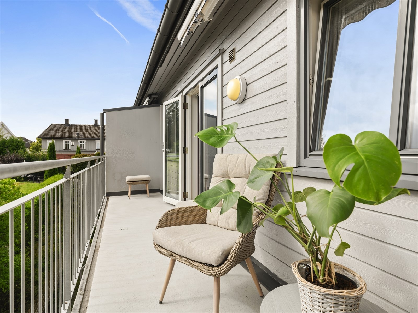 Fra stuen har du doble balkongdører ut til en solrik sydvendt balkong på ca. 10m². Dette er uten tvil en skikkelig fin plass for lange og late sommerdager! Galleribilde