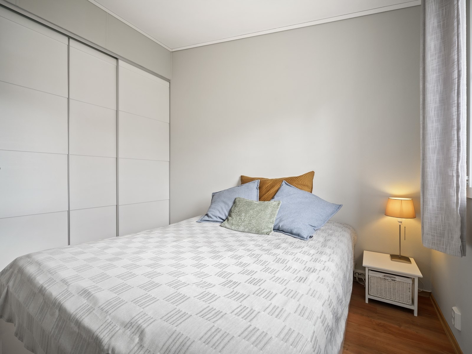 På soverommet har du naturlig plass til dobbeltseng med tilhørende nattbord, samt god oppbevaringsplass i stor plassbygget skyvedørsgarderobe. Galleribilde