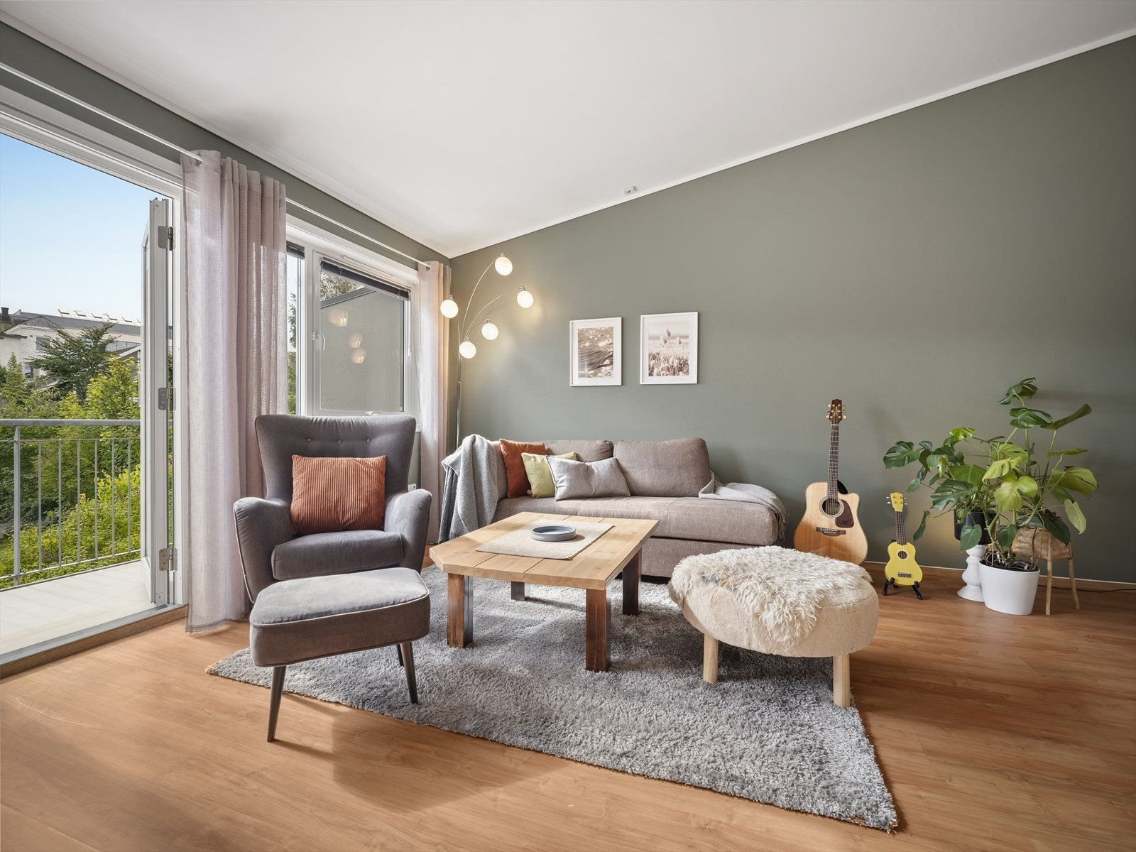 I stuen har du god plass til sofagruppe med salongbord, mediemøblement med TV og et spisebord i tilknytning til kjøkkenet. Galleribilde