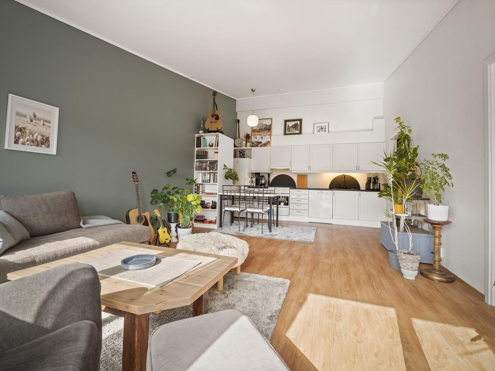 Lysinnslippet kombinert med ekstra god takhøyde gir en luftig romfølelse! Galleribilde