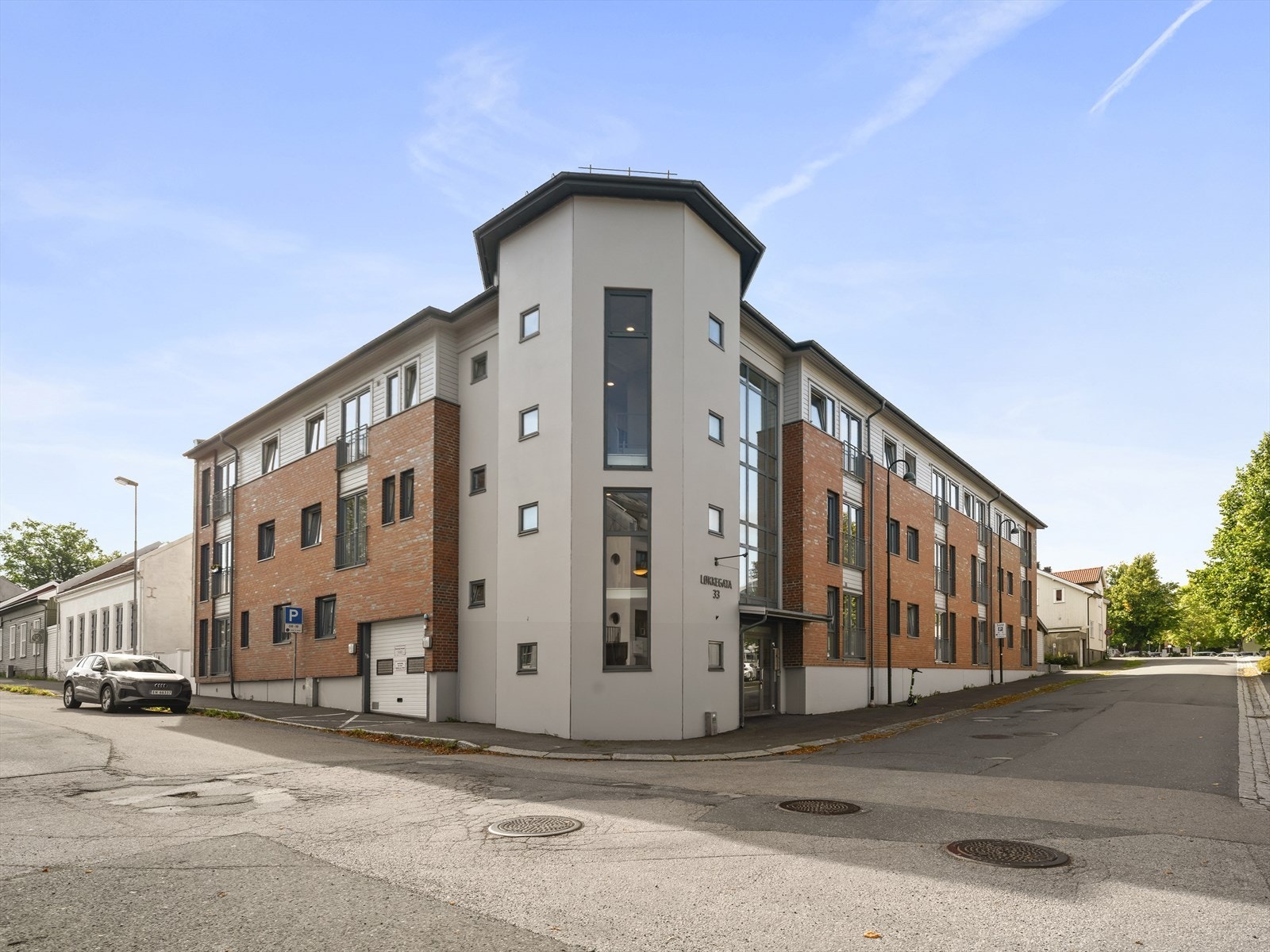 Leiligheten ligger i et sentralt og veletablert boligområde med nærhet til både bykjernen, turområder og ikke minst sjøen. Kun en kort spasertur unna ligger byens sentrum med gågate og et godt tilbud av butikker, restauranter, samt kjøpesenteret Amfi. Galleribilde