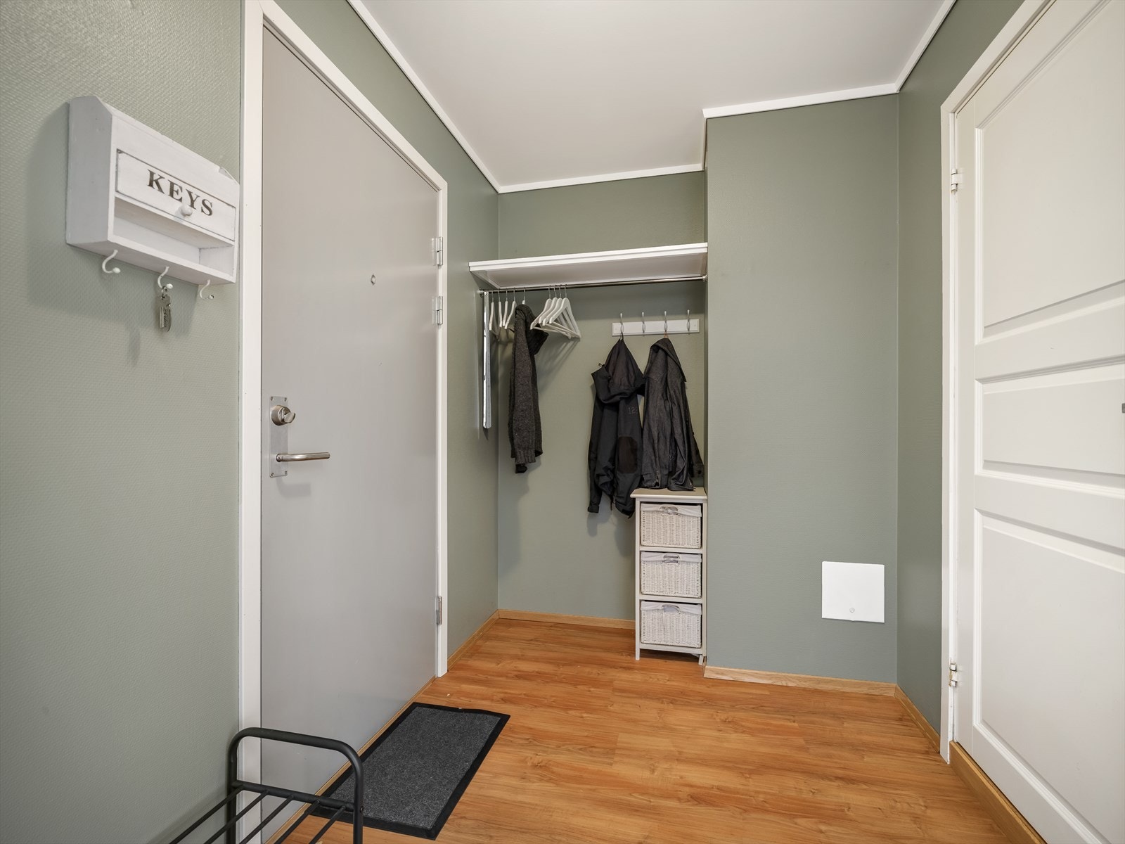 Du ønskes velkommen inn i en hyggelig entré med plass til sko og oppheng av yttertøy. I tillegg disponerer leiligheten en kjellerbod på 5m², samt en garasjeplass i felles garasjeanlegg. Heis i bygget. Galleribilde