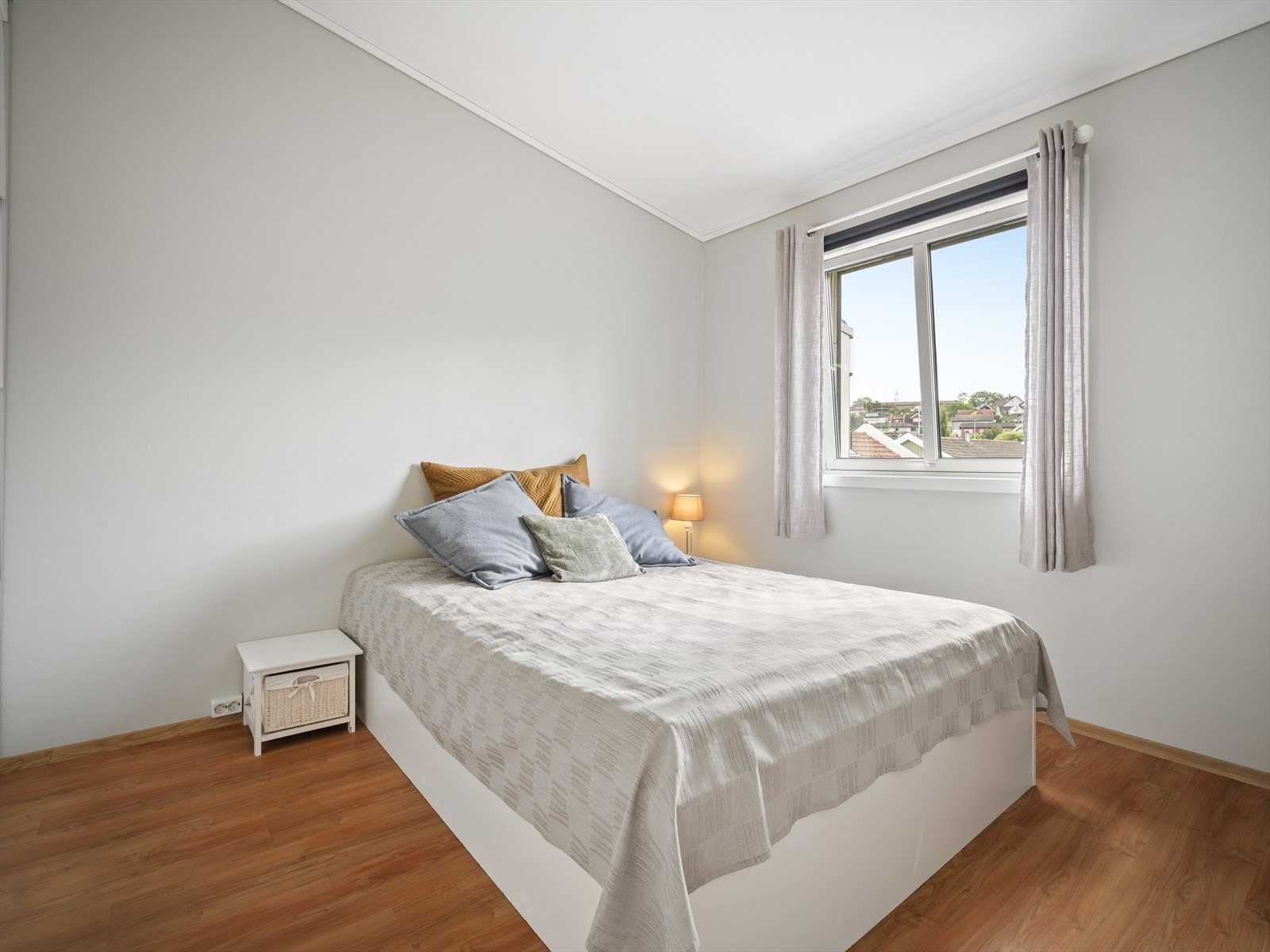 Leiligheten har et lyst og luftig soverom som vender ut mot balkongen og rolig bakgård uten biltrafikk. Galleribilde