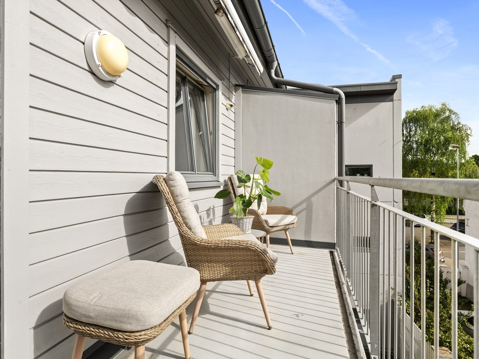 Balkongen har støpt betongdekke og god plass til sittegruppe etter eget ønske og behov. Det er også montert markise, utebelysning og stikkontakt. Galleribilde