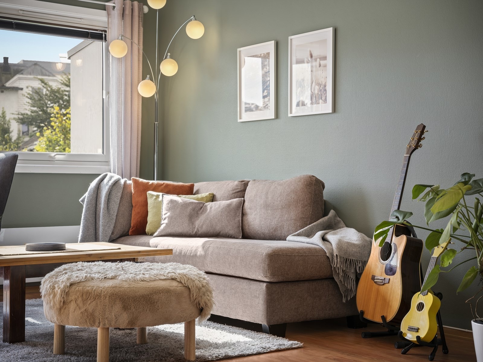 Beliggenheten i byggets toppetasje (3. etasje) med store vindusflater sørger for rikelig med naturlig lys, samtidig som det er lite innsyn. Galleribilde