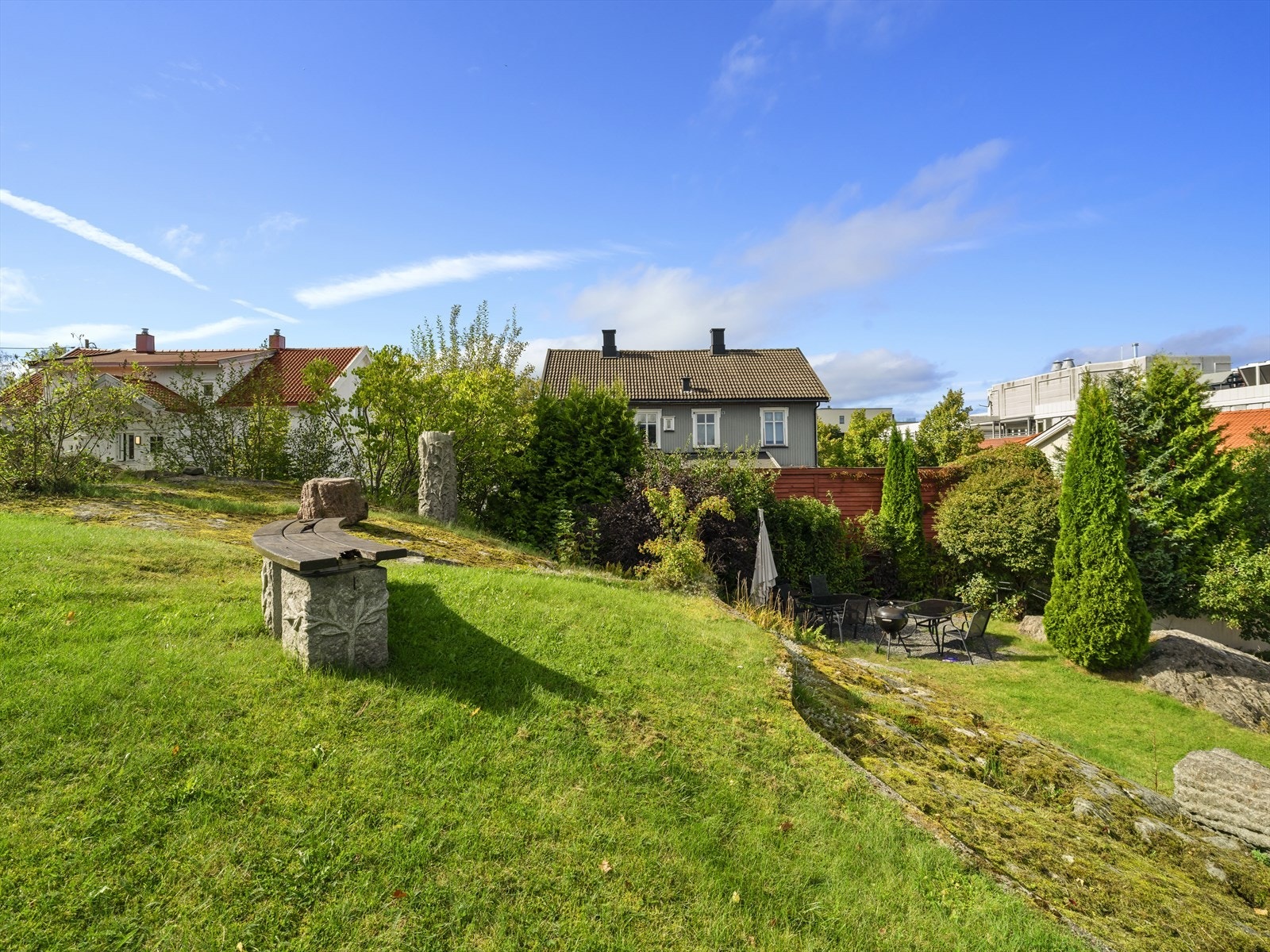 Det er etablert eget område med sittegrupper, utegrill og benker m.m. på baksiden av bygget. Tomten gir et godt inntrykk og det felles uteområdet ligger skjermet for innsyn. Galleribilde