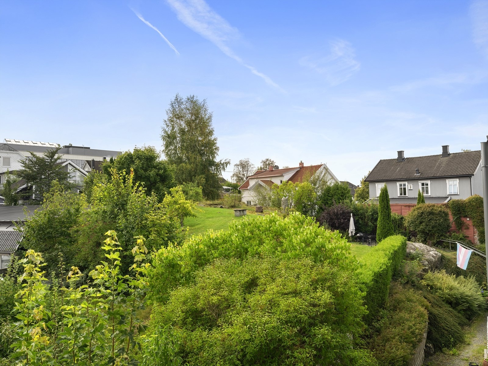 Beliggenheten i høyden og mot syd sørger for gode solforhold og hyggelig utsyn over bakgården. Galleribilde
