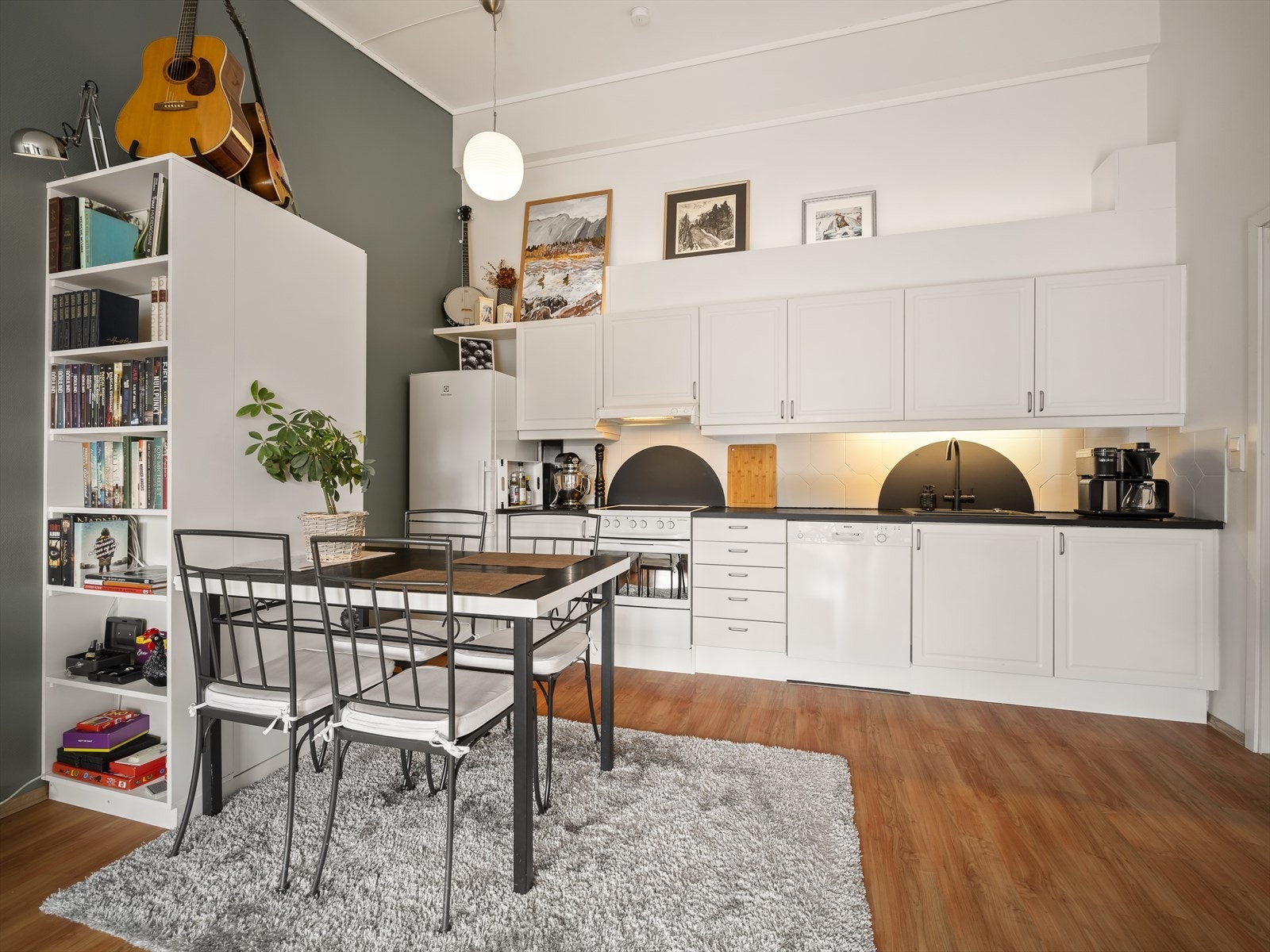 Kjøkkenet ligger i en fin og sosial åpen løsning med stuen. Lys og tidløs kjøkkeninnredning fra 2006 med god skap- og benkeplass. Galleribilde