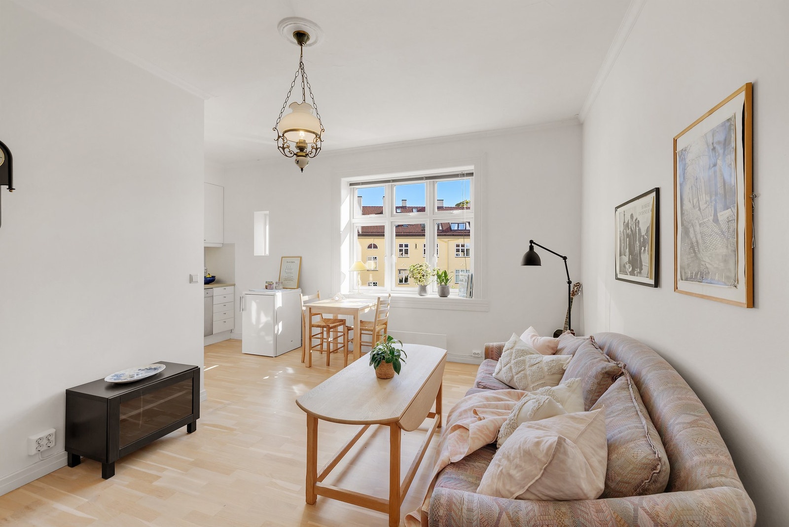 Stuen fremstår som et åpent og sosialt oppholdsrom med god plass til både sofagruppe og spisebord. Galleribilde