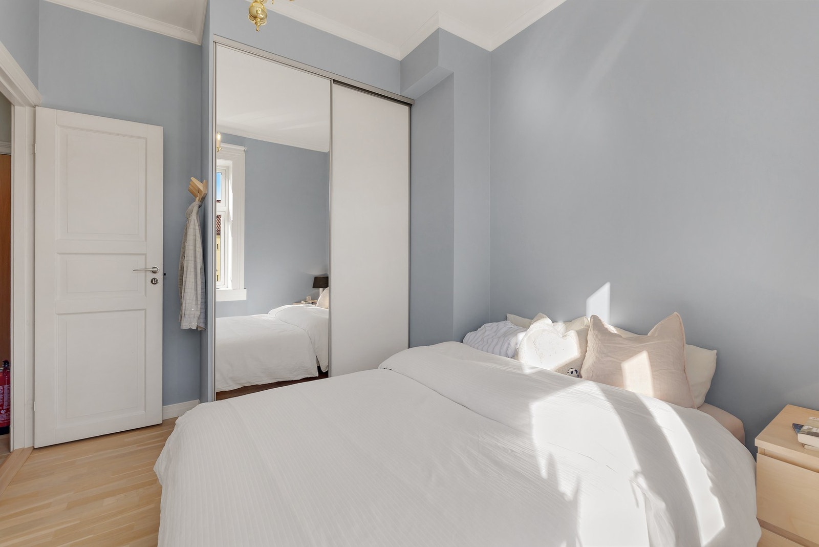 En romslig skyvedørsgarderobe sørger for effektiv og diskret oppbevaring, med plass til klær og eiendeler for to personer. Galleribilde