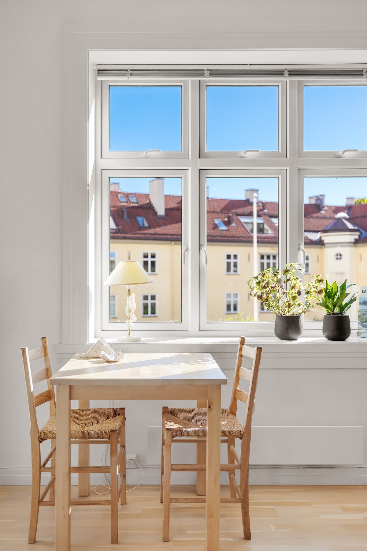 Store vindusflater slipper inn rikelig med dagslys gjennom hele året. Galleribilde