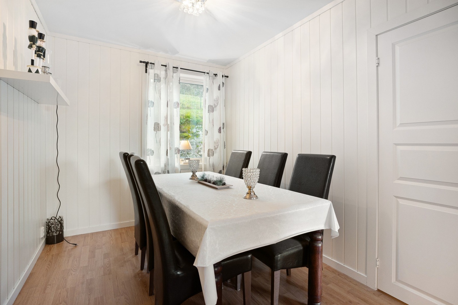 Romslig spisestue. Galleribilde