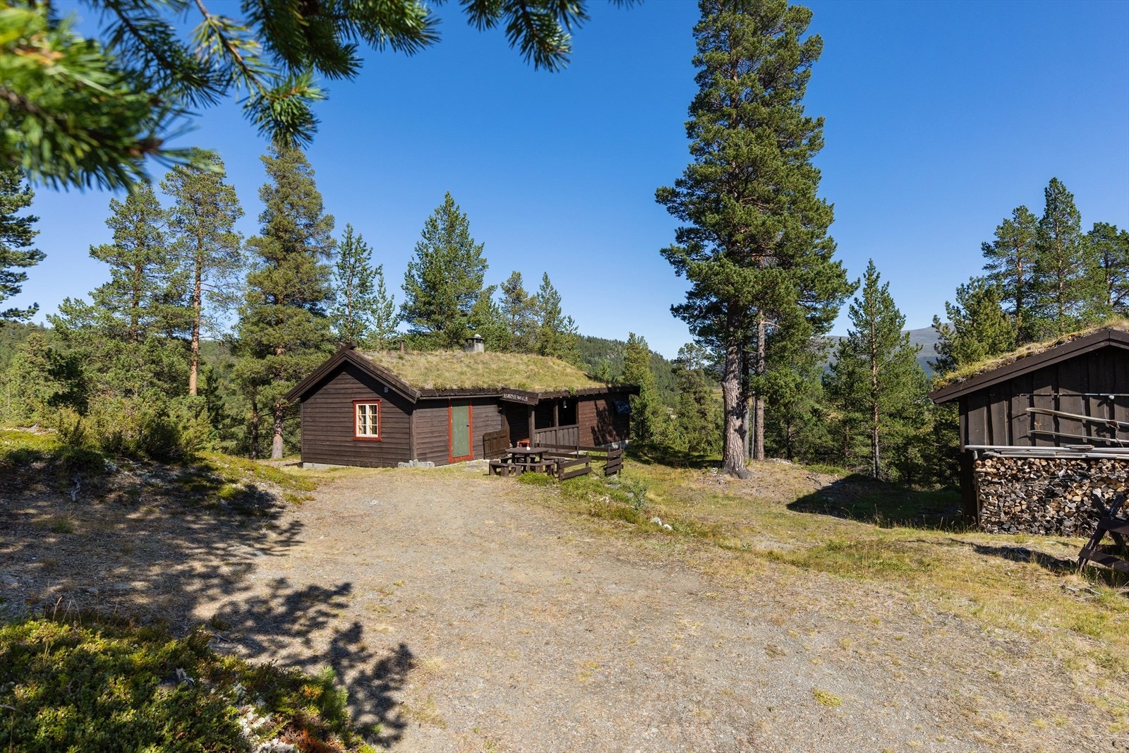 Hyggelig fritidseiendom beliggende etter Sjodalsvegen. Galleribilde