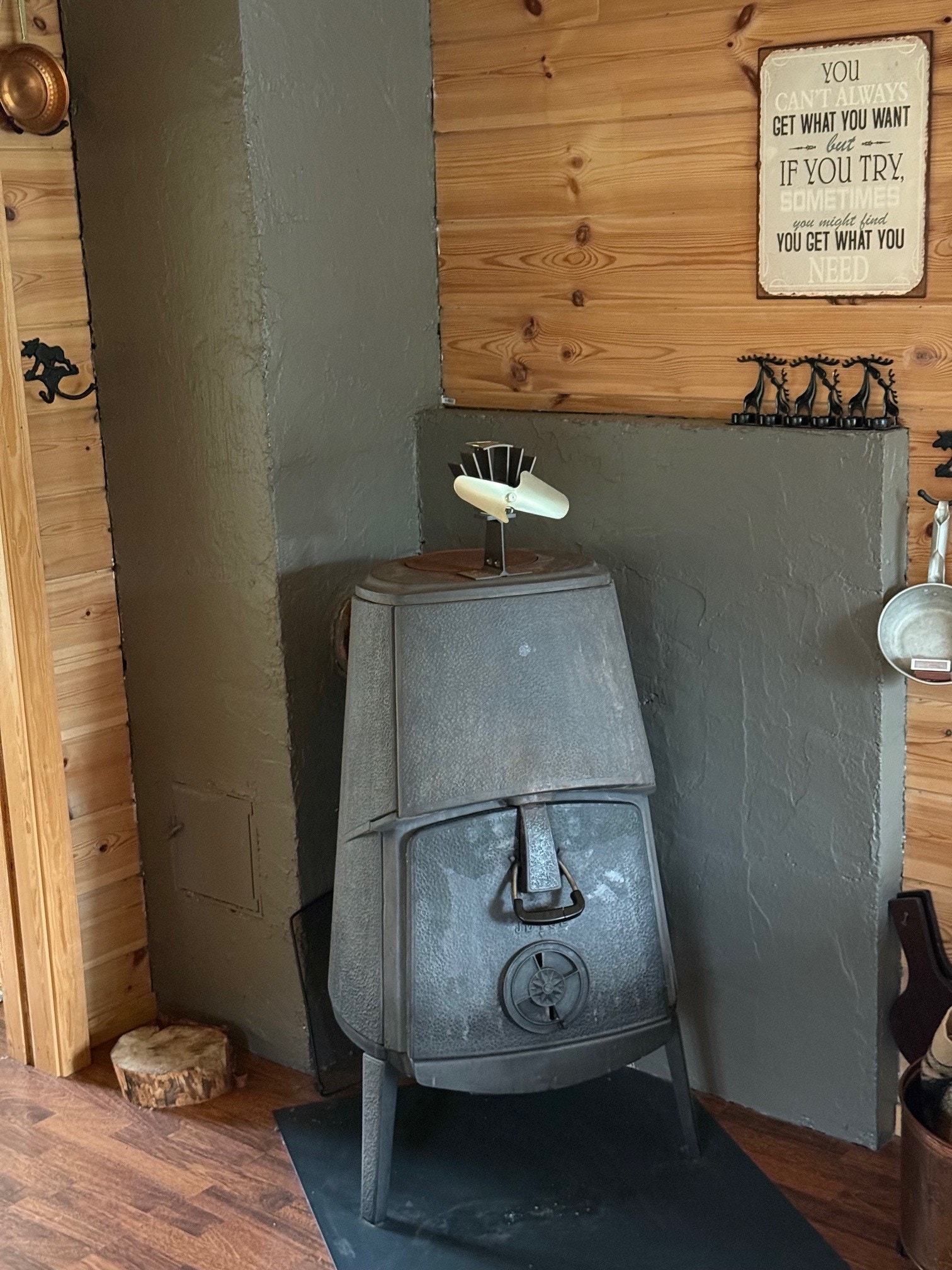 Det er installert strøm i hytta (fra Tanafjordveien 319), men også her er det vedovn for ekstra varme på kalde dager eller bare for å nyte hyggen ved vedvarme. Galleribilde