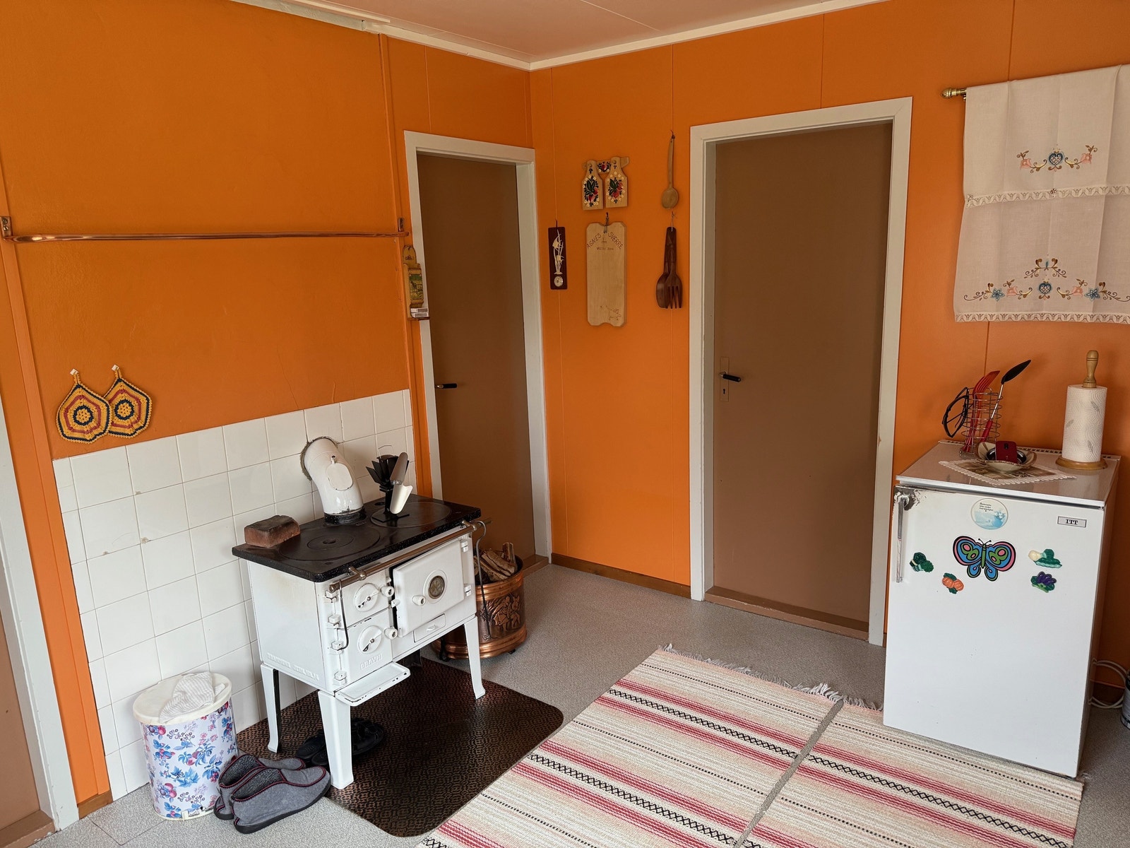 Det er installert strøm, men samtidig vedovn for ekstra varme på kalde dager. Galleribilde