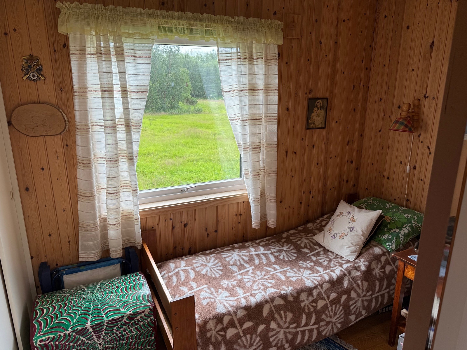 Det er to soverom med p.t. 3 sengeplasser. Galleribilde