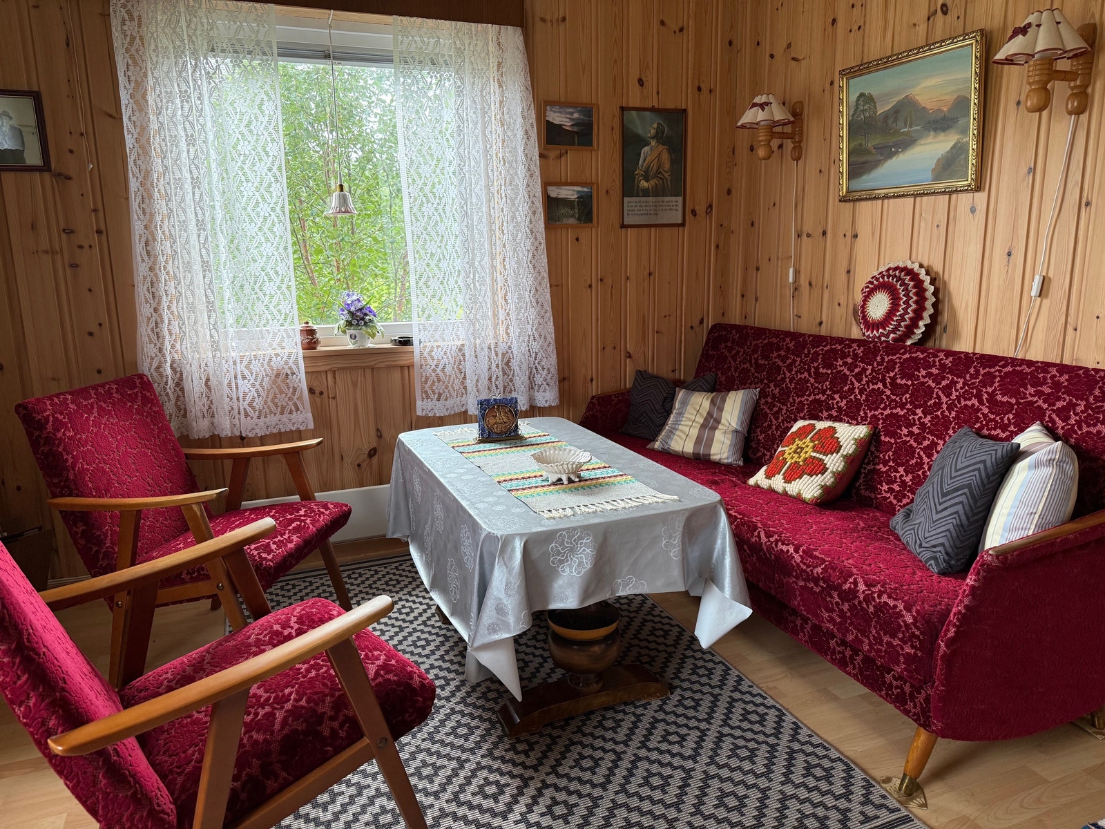 Det er en separat stue og kjøkken med standard fra byggeår. Galleribilde