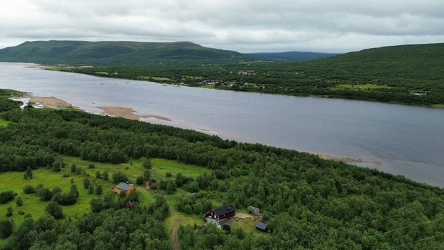 Eiendommen ligger nært vei, men er skjermet fra trafikk og naboer ved vegetasjonen på tomta. Tanaelva er et kort steinkast unna. Galleribilde