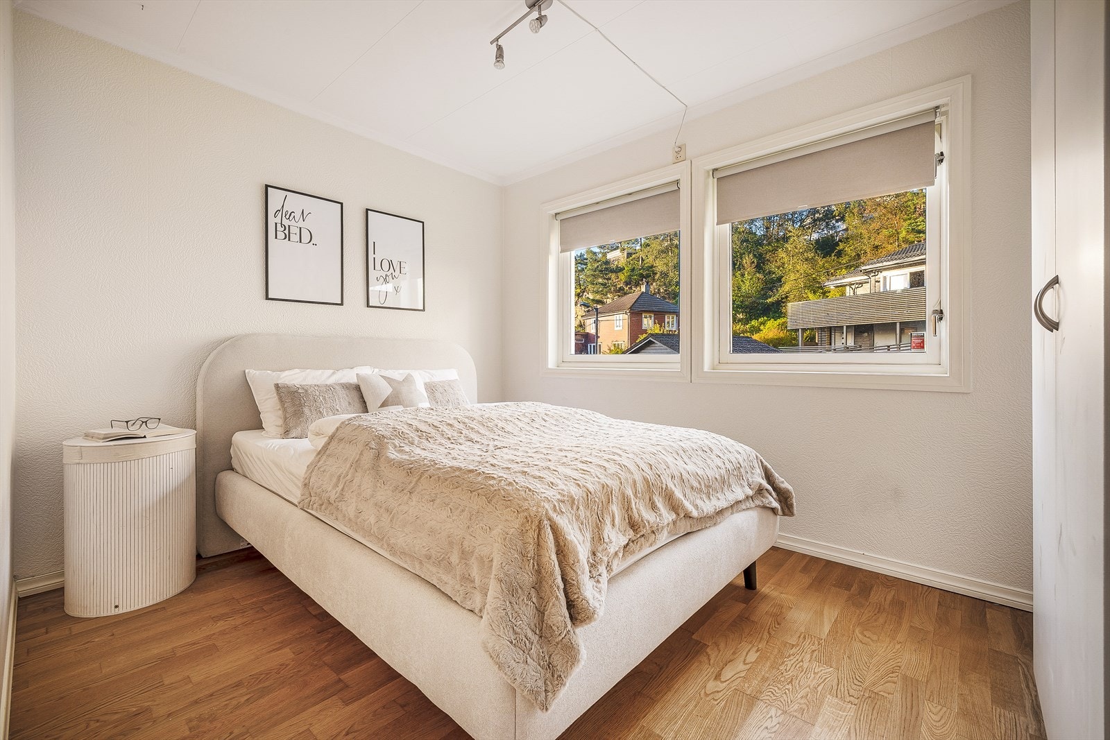 Velkommen inn på soverom 3 i u.etasjen. Dette måles til 8,8 m² og har god plass til dobbeltseng og annet trivelig soveromsmøblemet Galleribilde
