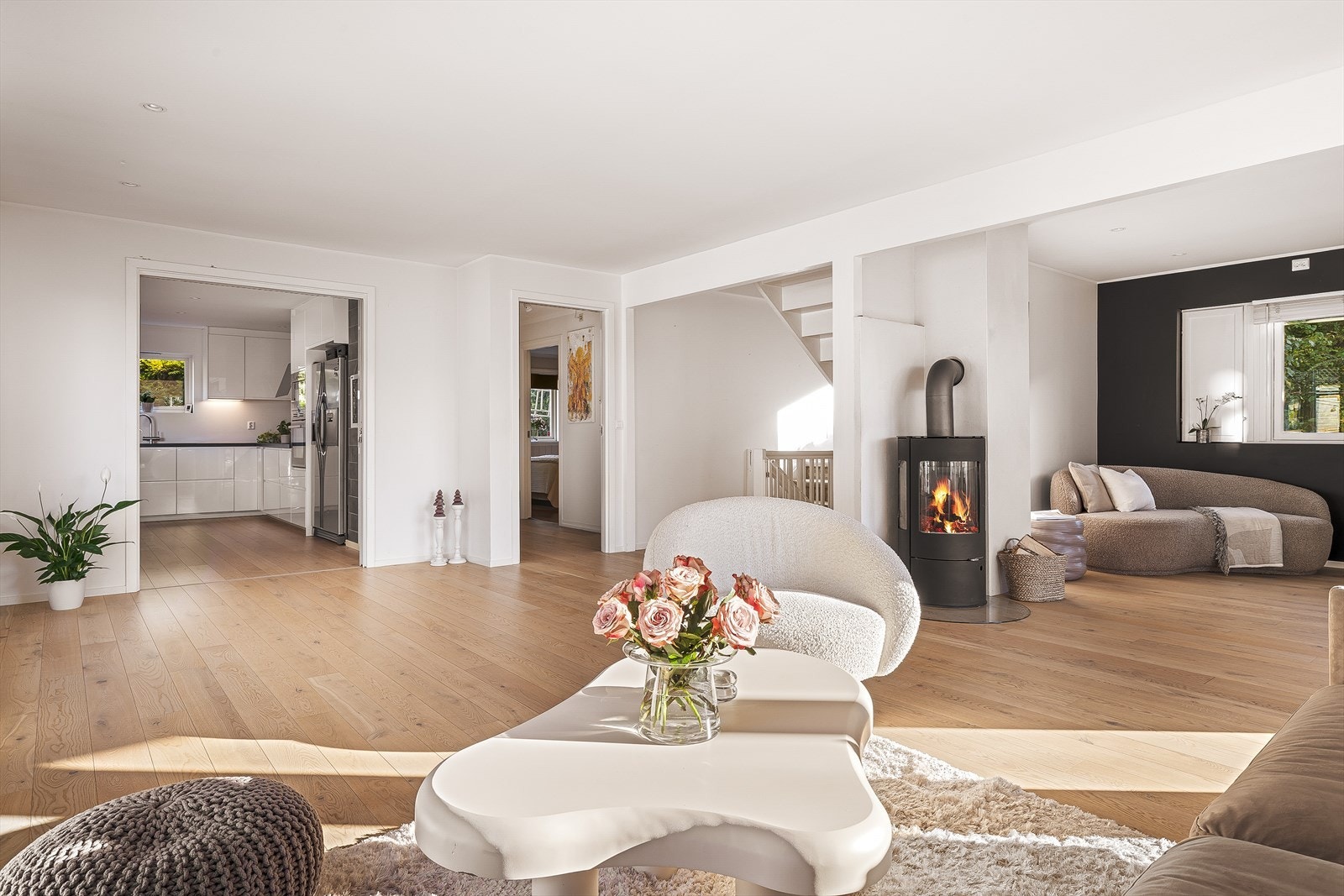 Her er det flott parkett på gulv og malt platekledning på vegger og i himling med innfelte spotlights! Galleribilde