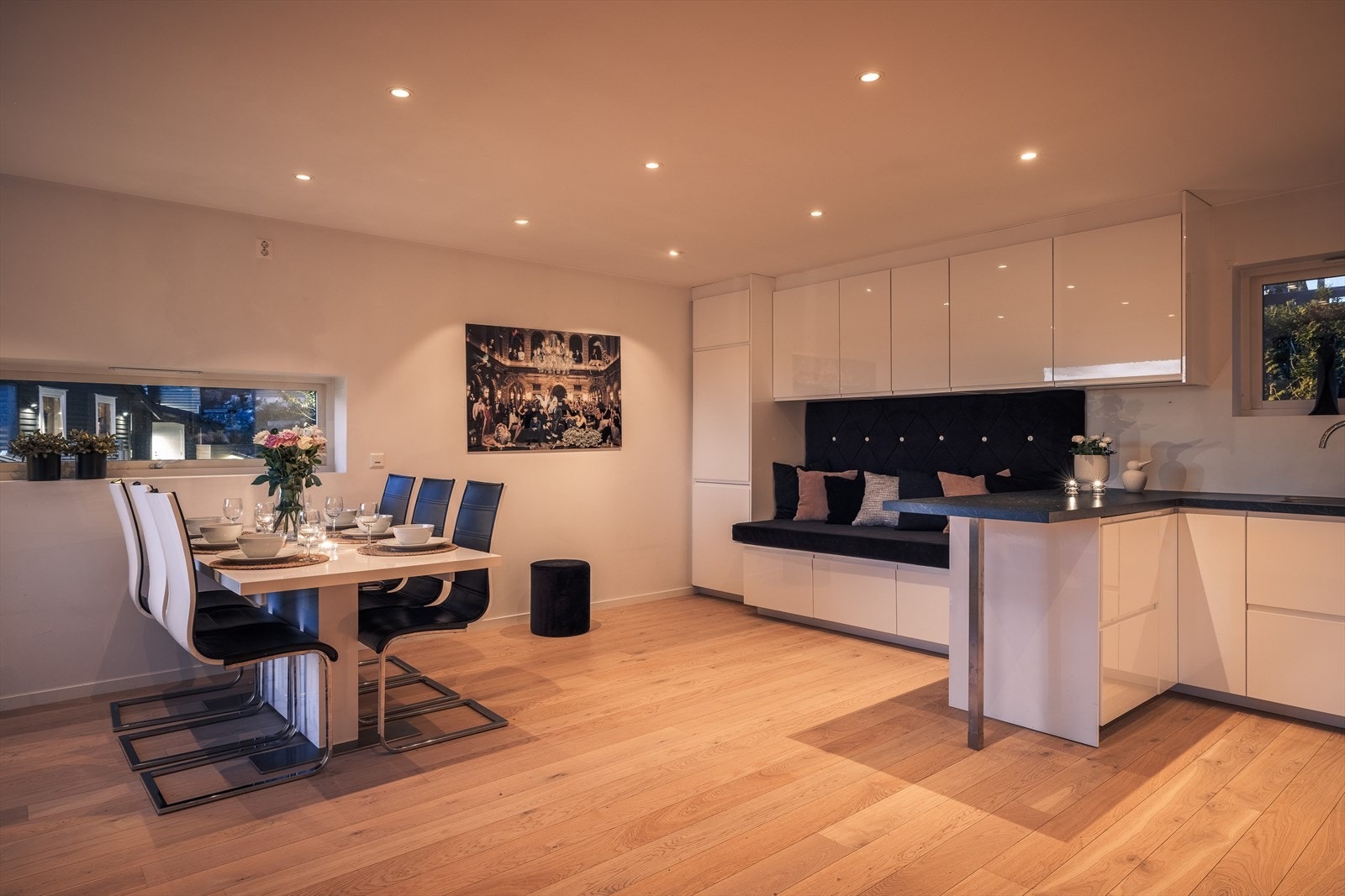 Kjøkkenet har parkett gulv og malt platekledning på vegger og i himling med innfelte spotlights som skaper et moderne og gjennomført uttrykk! Galleribilde