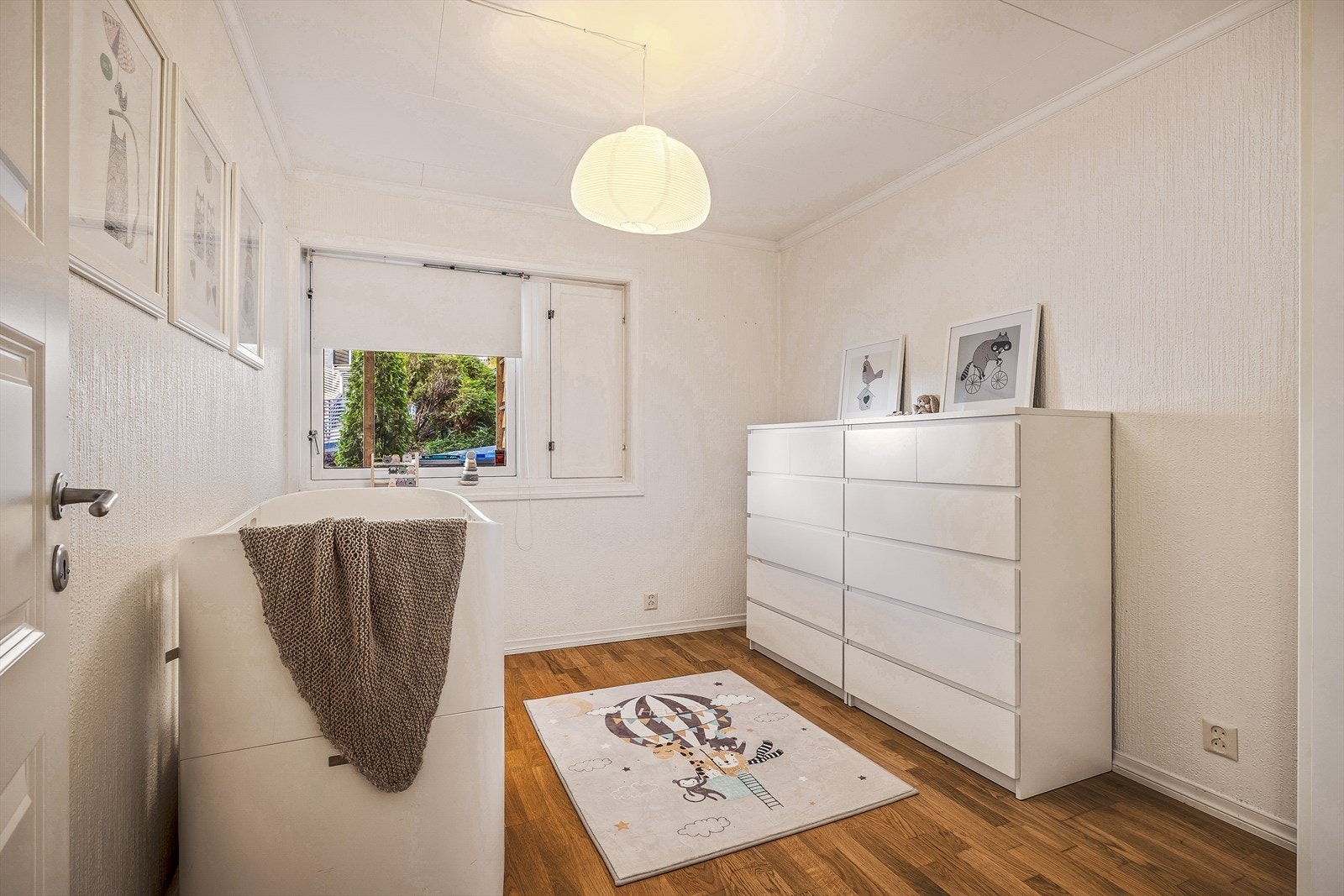 Her er det god plass til seng og annet soveromsmøblement Galleribilde