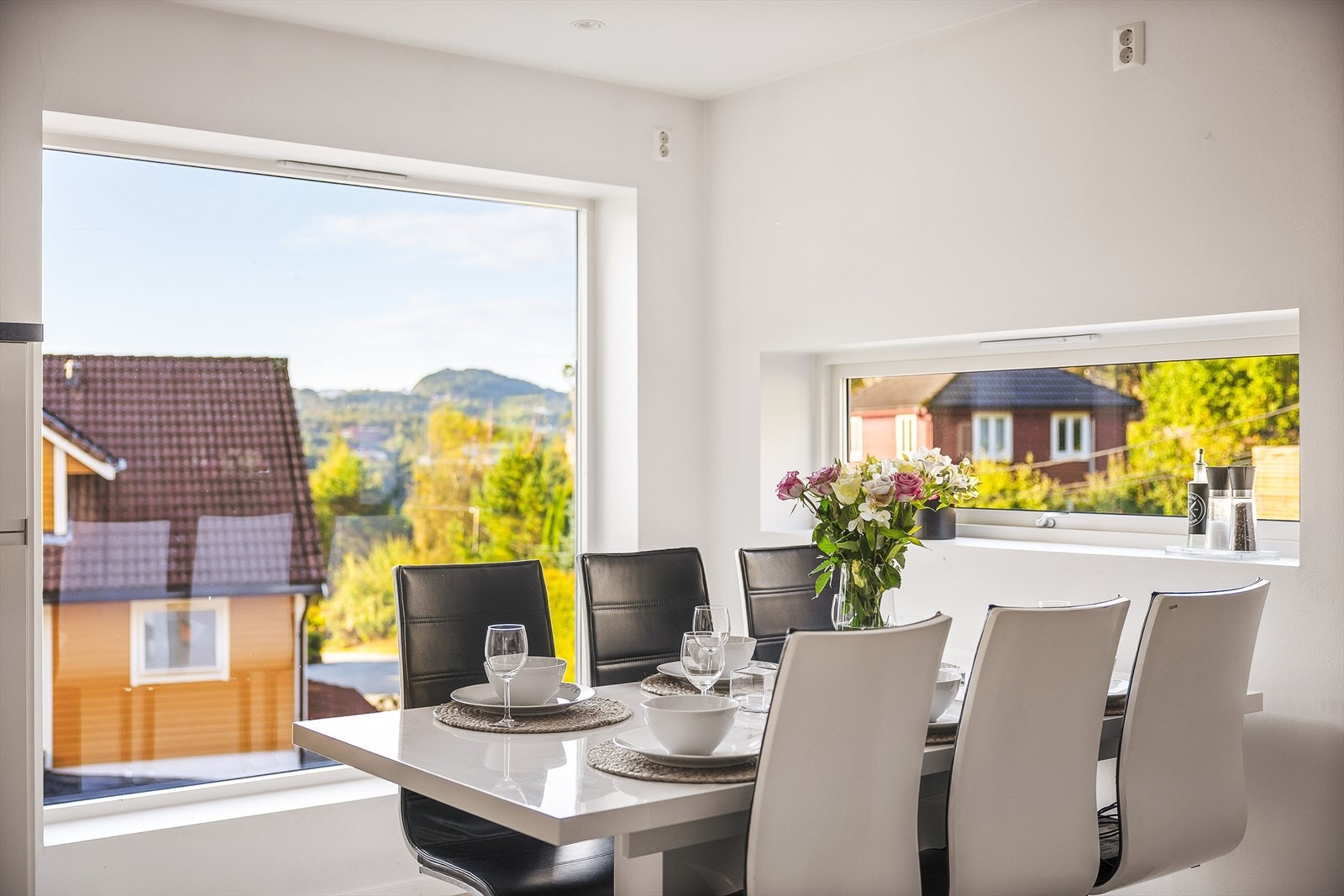 Fra kjøkkenet har du i tillegg flott utsikt over nærområdets fine grøntarealer! Galleribilde