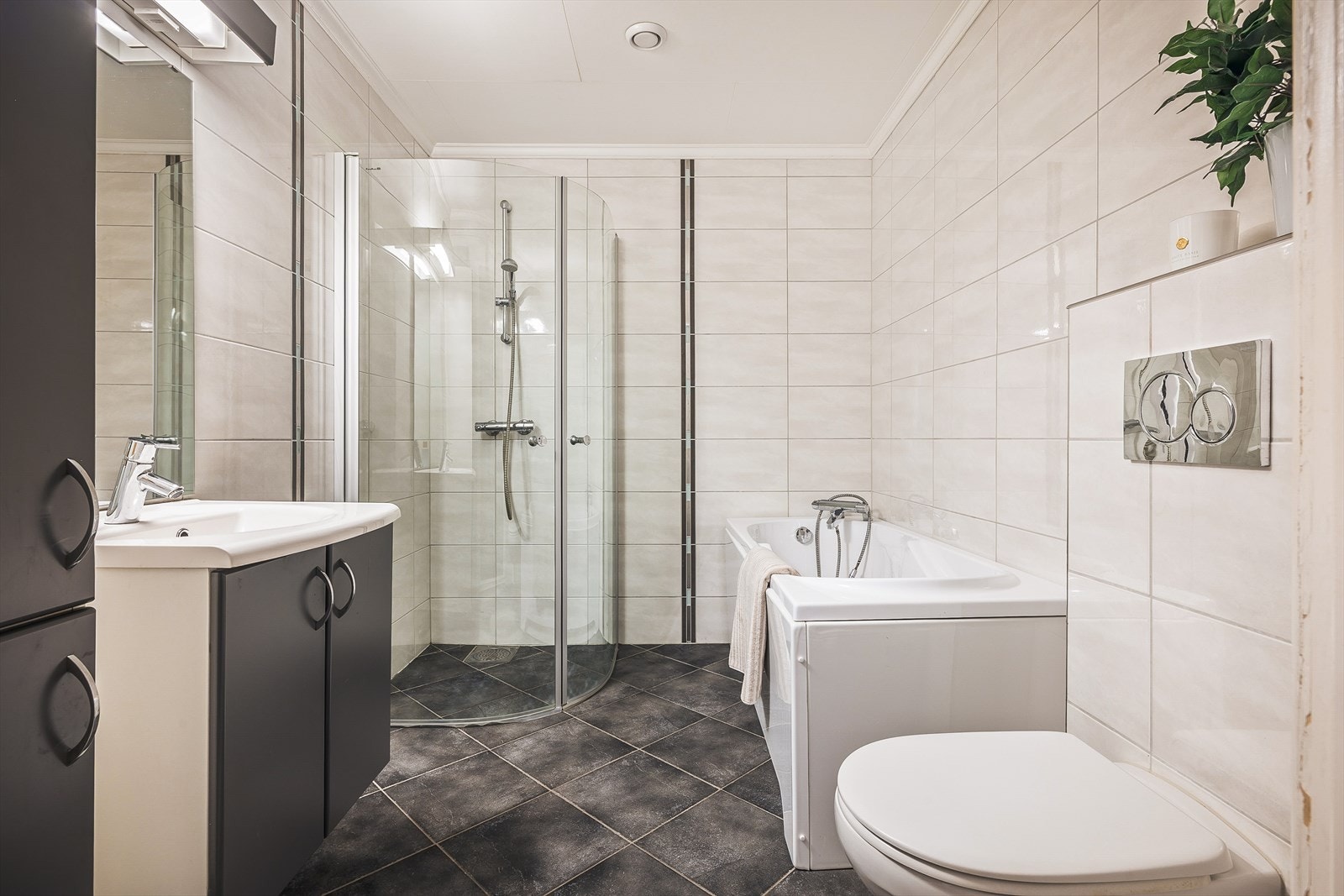 Badet i u.etasjen måles til 5,6m² og består av keramiske fliser på gulv og vegger og malt platekledning i himling. Galleribilde