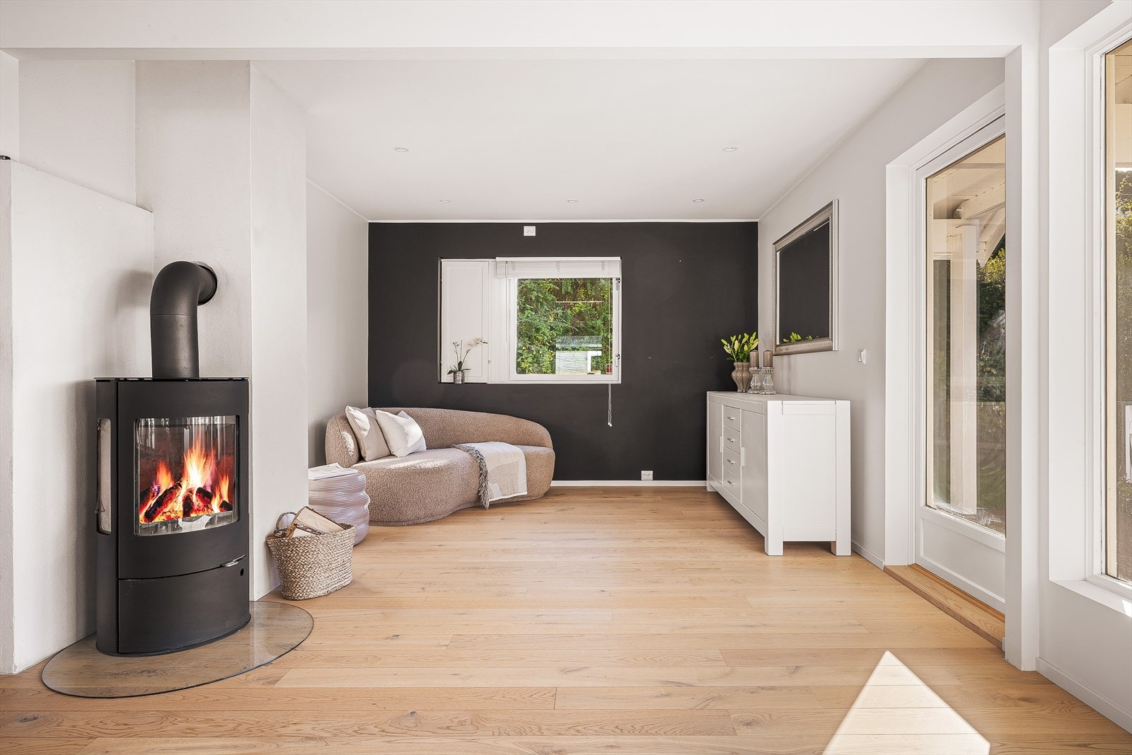 I tillegg til sosiale og åpne arealer i stuen, skaper peisen ro og varme til kaldere høst-og vinterdager! Galleribilde