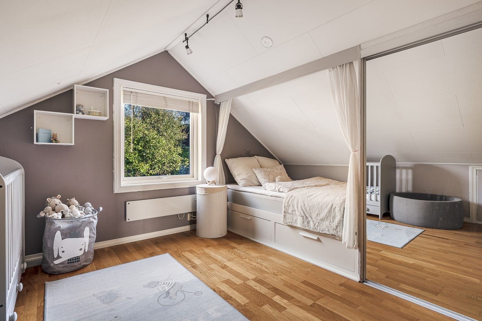Dette måles til 11,1m² og har plass til seng og annet soveromsmøblement, samt skyvedørsgarderobe! Galleribilde