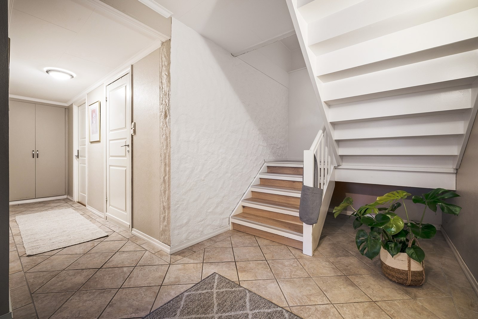 Videre kommer du så inn i gangen i u.etg. Denne måler 16,8m² og tar deg så videre til blant annet badet og 3 av boligens 5 soverom Galleribilde