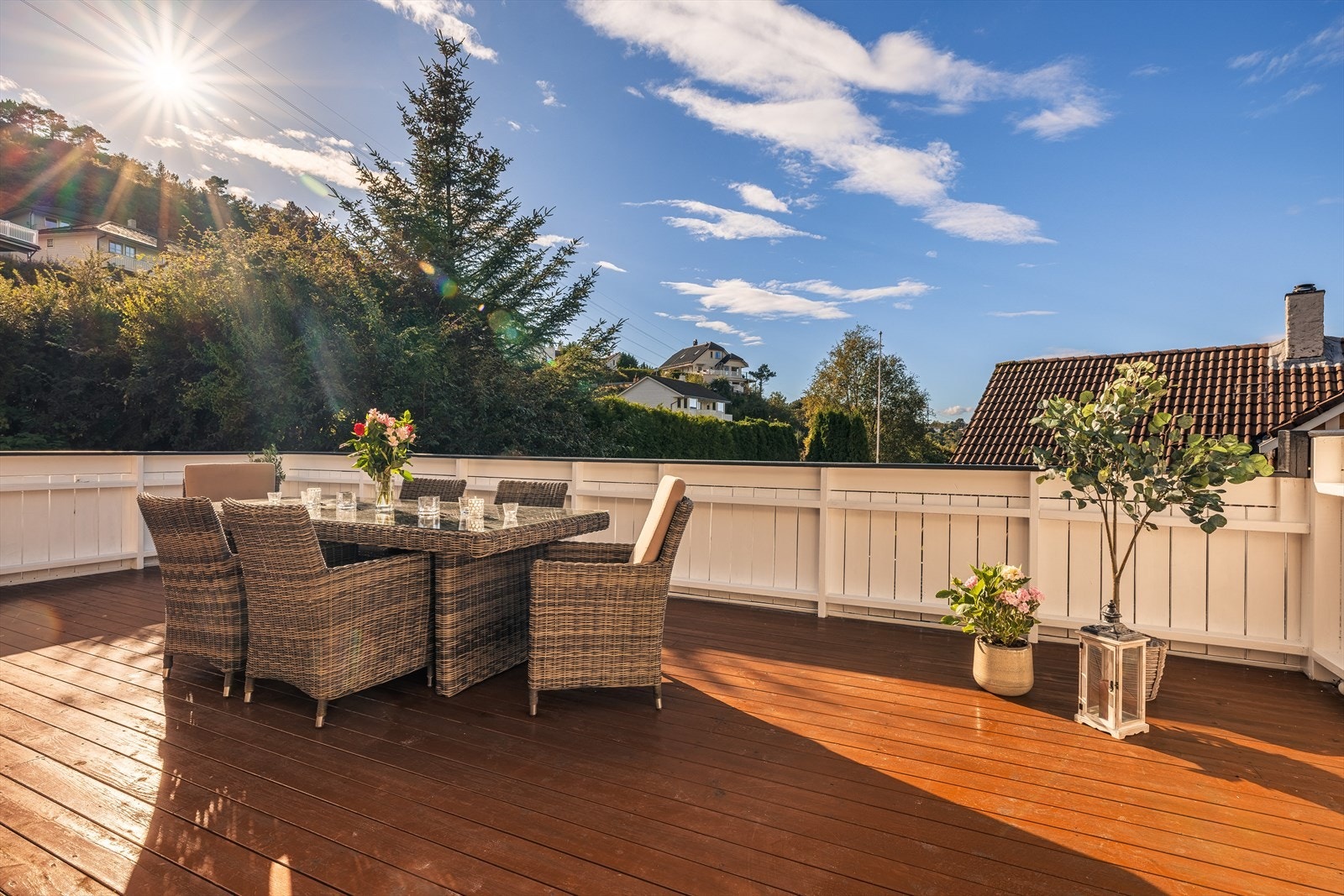 Fra stuen er det direkte utgang via terrassedør til Sør-vestvendt terrasse, målt til 82,6m²! Galleribilde