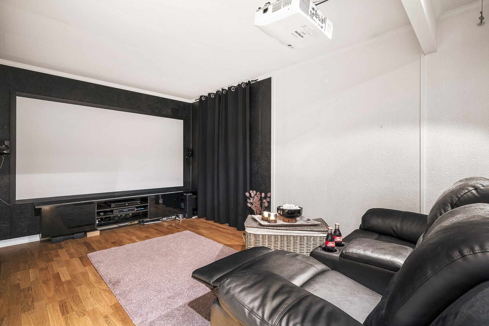Her kan både små og store nyte trivelige hjemmekino opplevelser! PS: Projektoren er defekt og medfølger ikke salget! Galleribilde