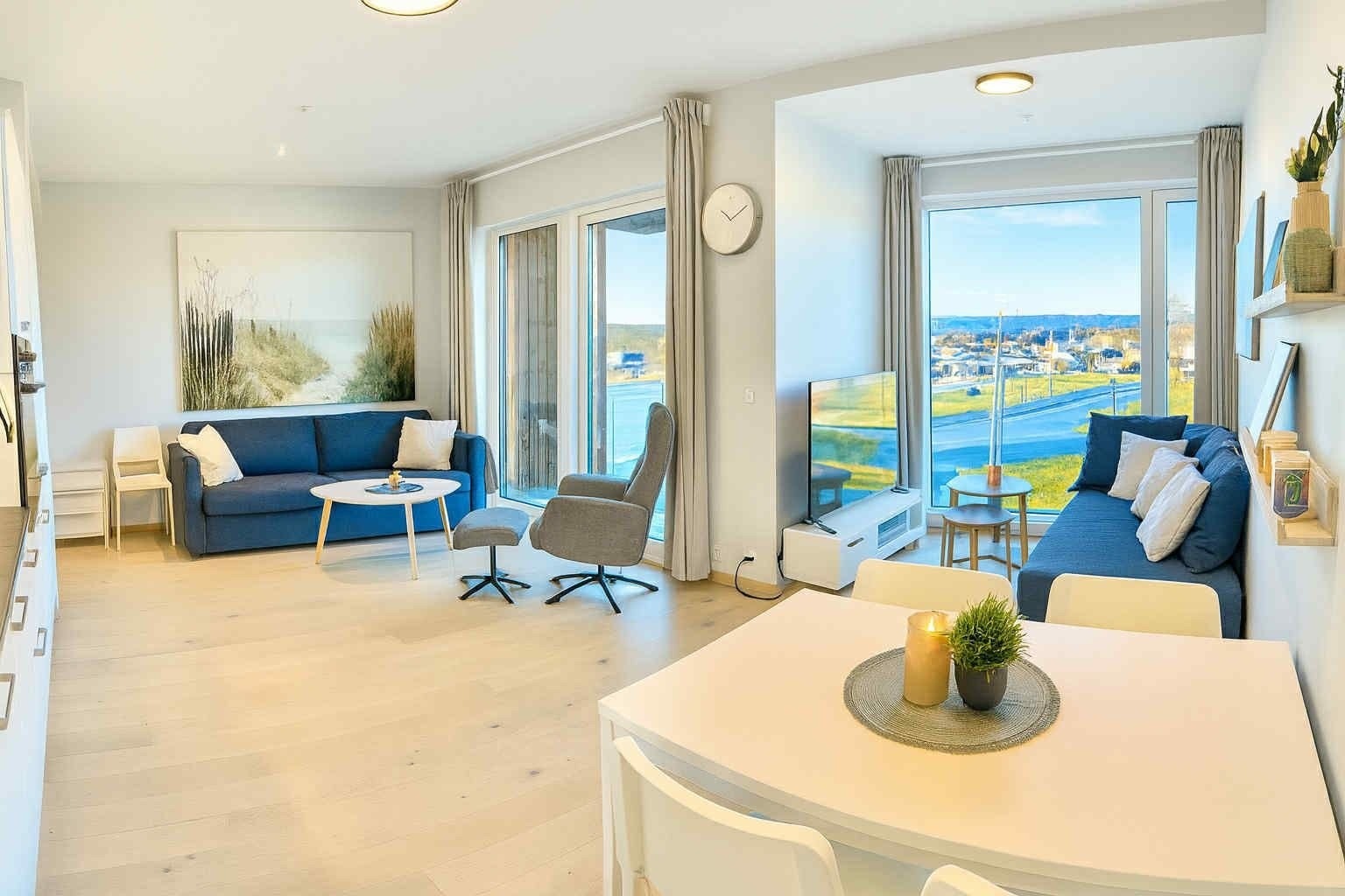 De store vindusflatene slipper inn mye lys og gir en flott utsikt fra både balkongen og stuen. Galleribilde