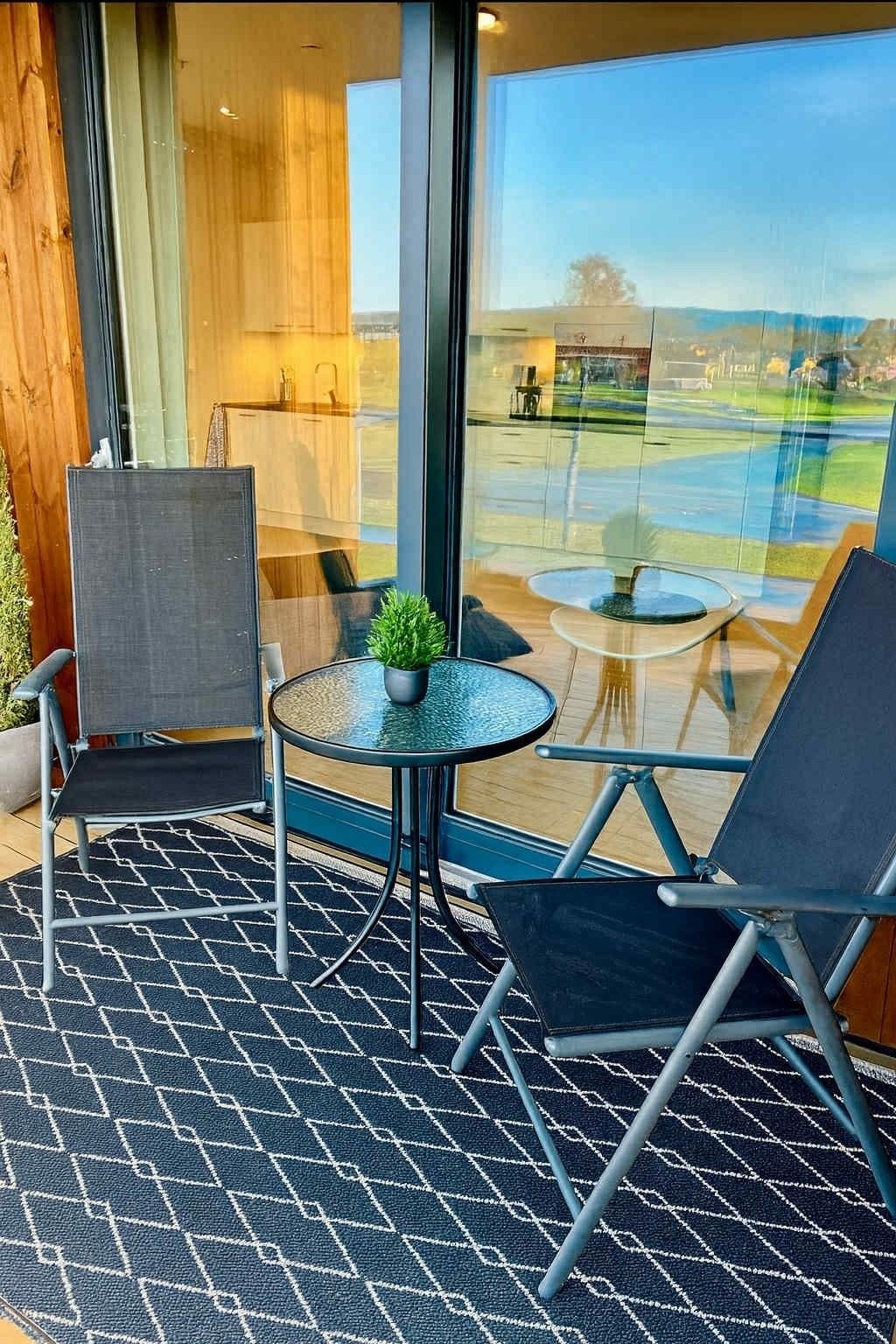 Koselig balkong med utsikt mot Hamresanden og Varoddbroa. Galleribilde