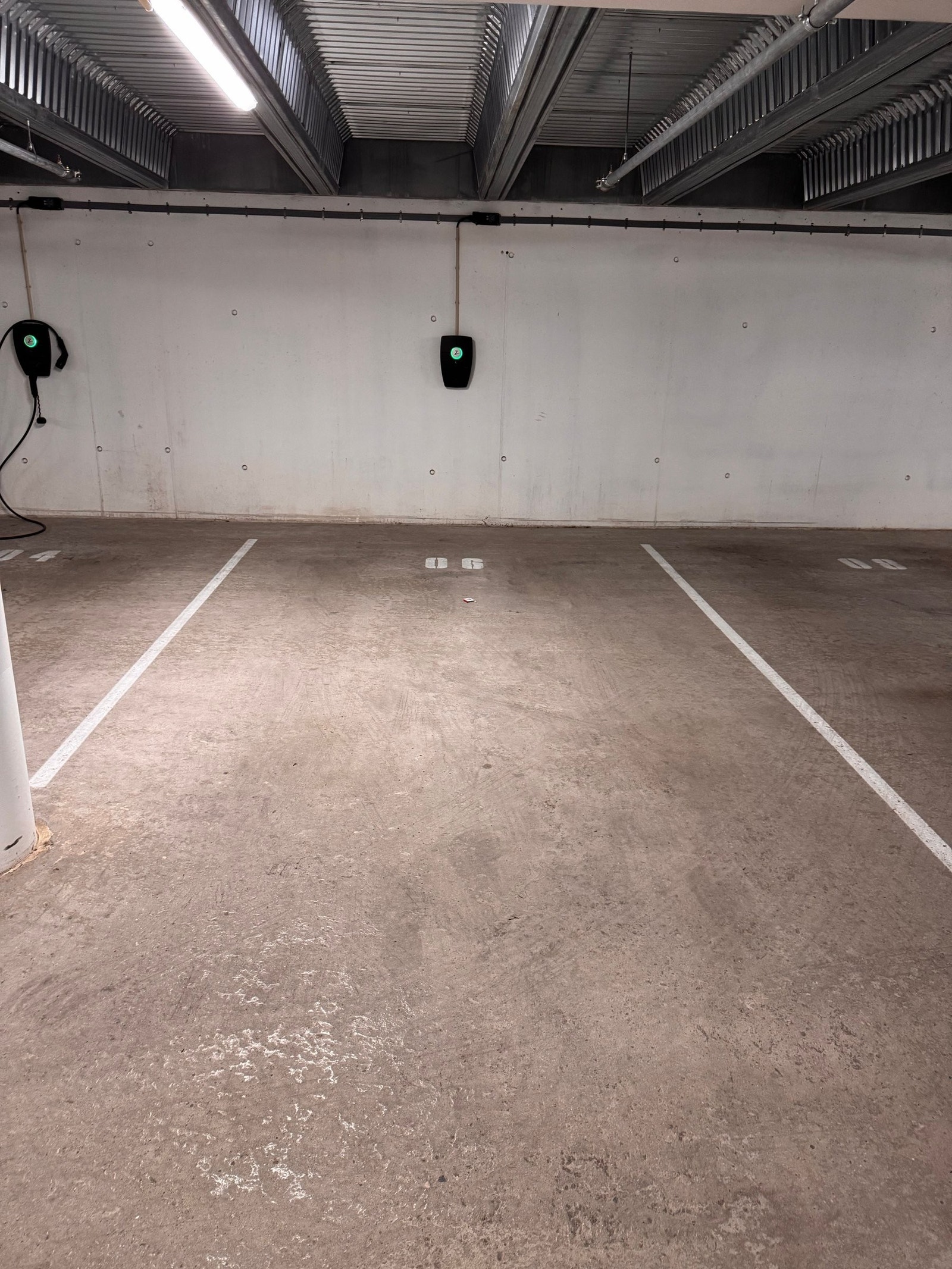 Parkeringsplass i kjeller med elbillader følger med Galleribilde