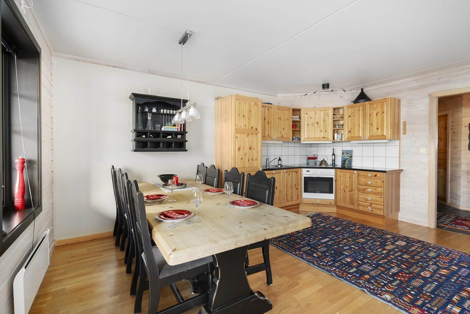 God plass til spisebord- perfekt for å samle alle til hyggelige måltider Galleribilde