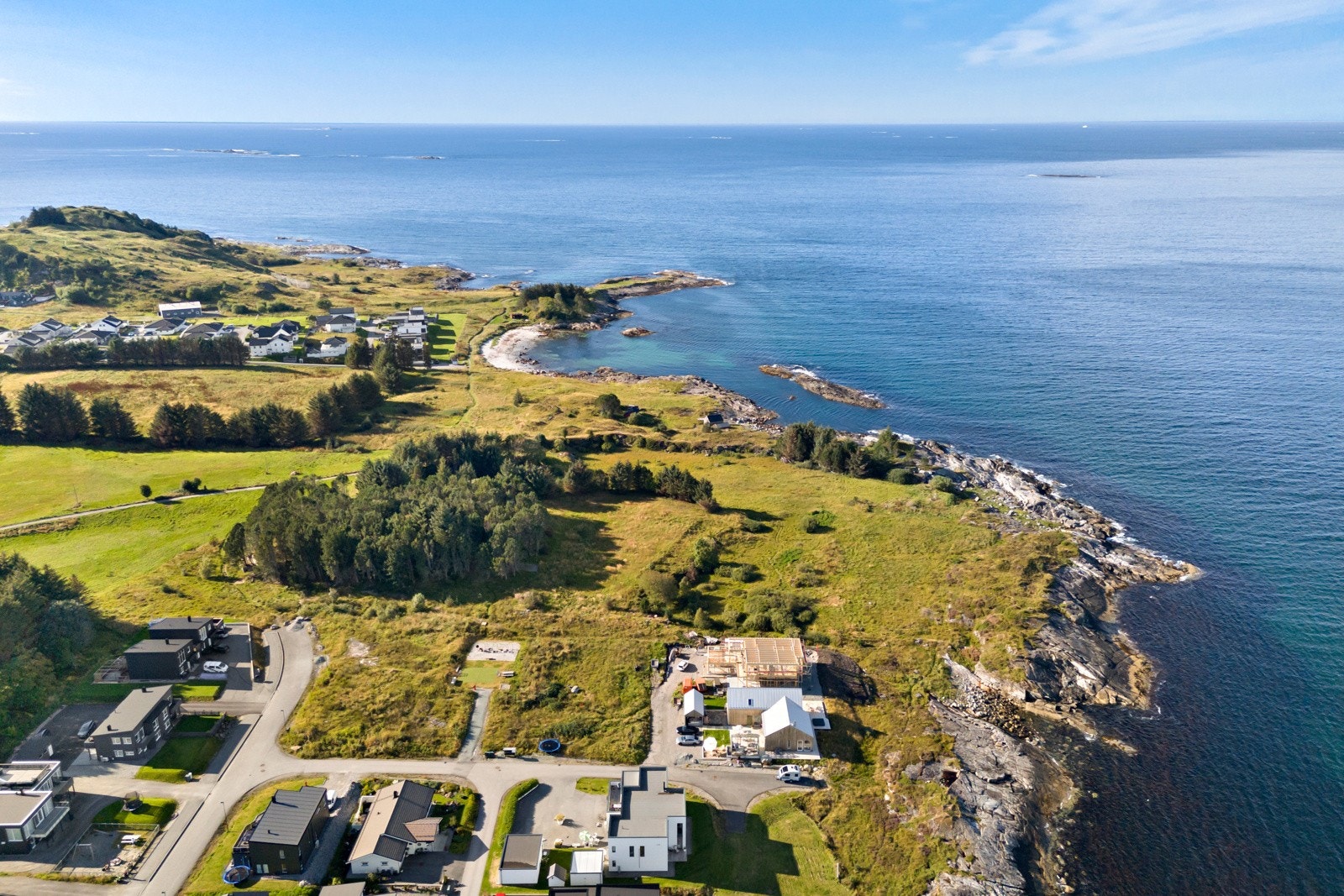 Eiendommen ligger fint til i et område som er relativt nyetablert. Området er rolig og naturskjønt. Galleribilde