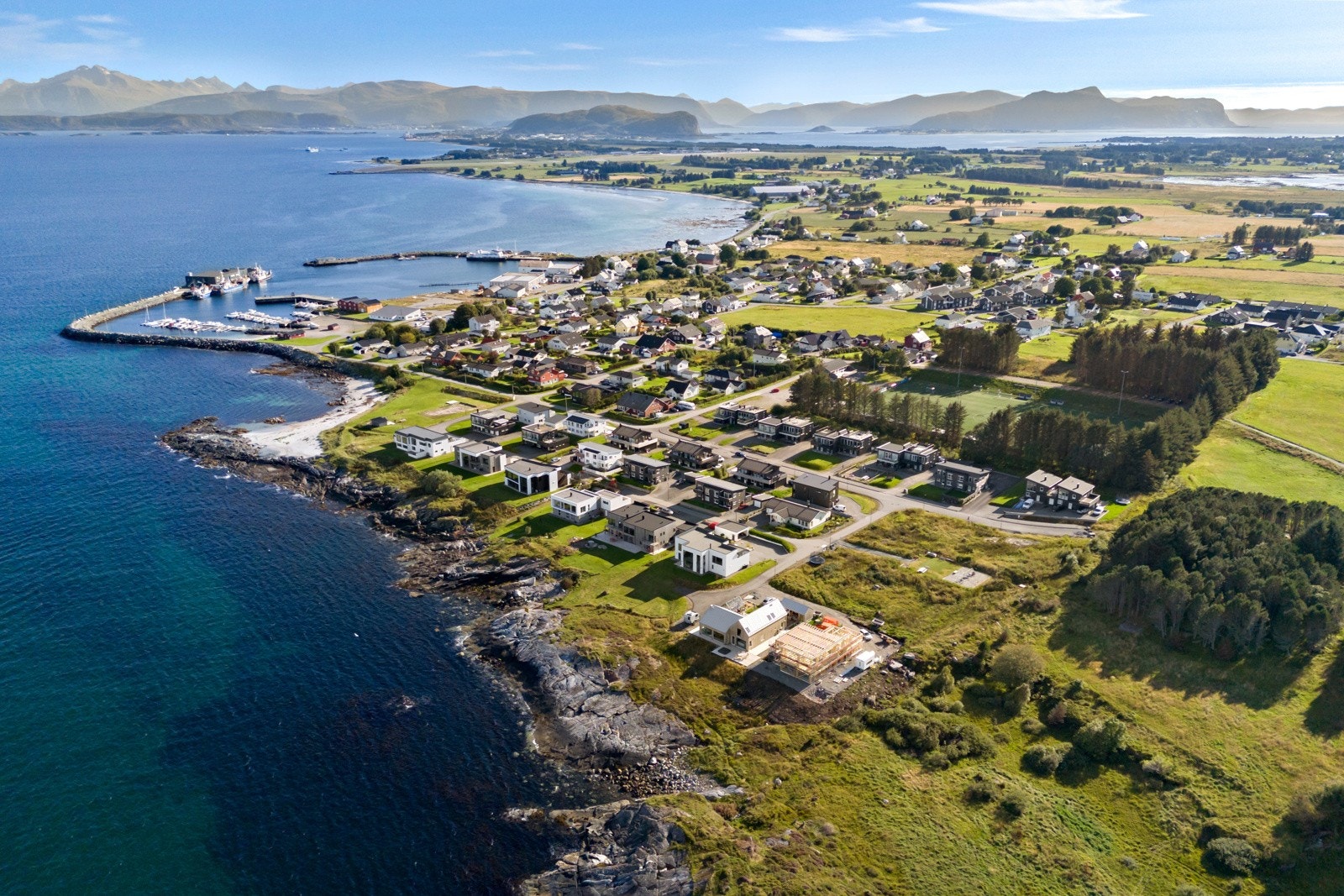 Det er kort veg til skole, barnehage og idrettsanlegg på Roald. Galleribilde