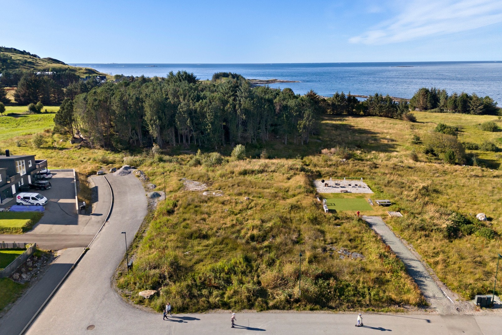 Det er en pent opparbeidet lekeplass på skrå foran tomten. Galleribilde