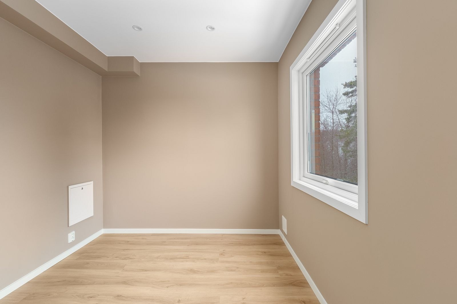 Soverom med plass til seng og garderobe Galleribilde