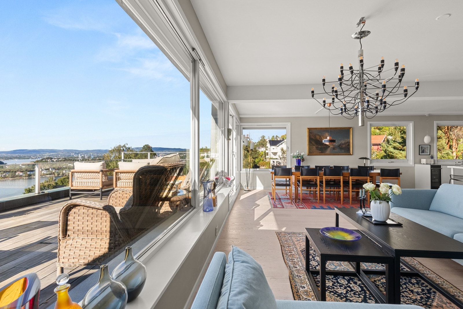 Eiendommen har en sjeldent god beliggenhet på Nordstrand, med særdeles gode solforhold og spektakulær fjordutsikt. Galleribilde