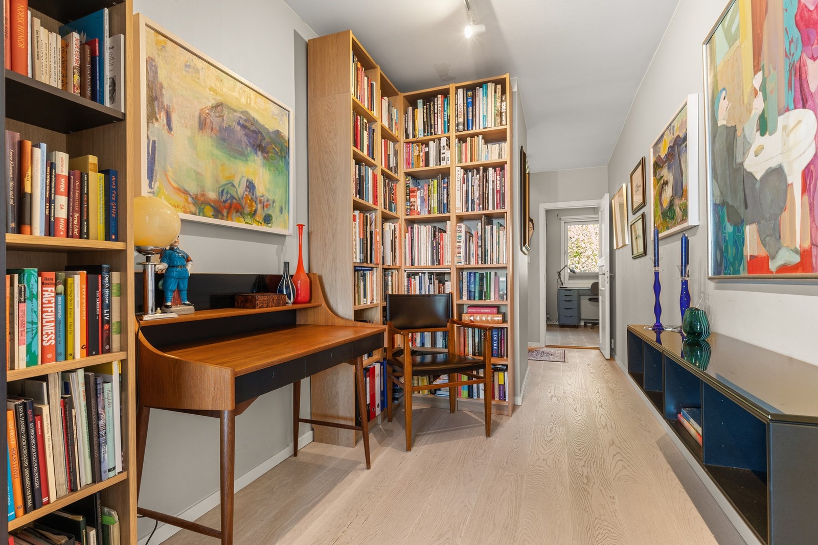 Romslig og innbydende entré/mellomgang som gir et godt førsteinntrykk. Galleribilde