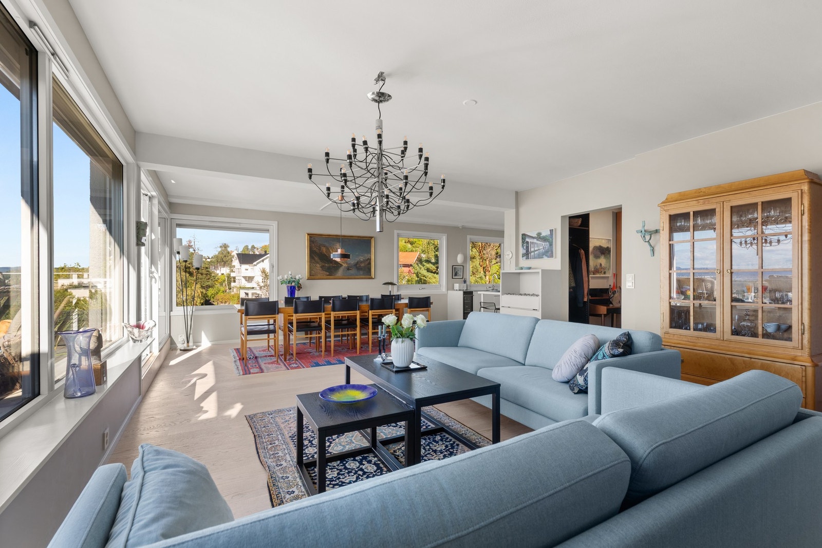 Gode møbleringsmuligheter med plass til sofa og spisebord. Galleribilde