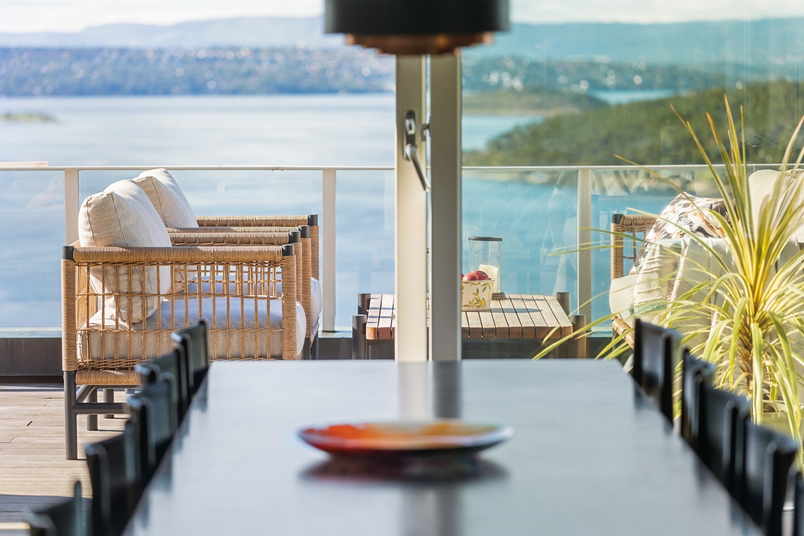 Utsikten fra stuen gir en umiddelbar følelse av nærhet til sjøen. Galleribilde