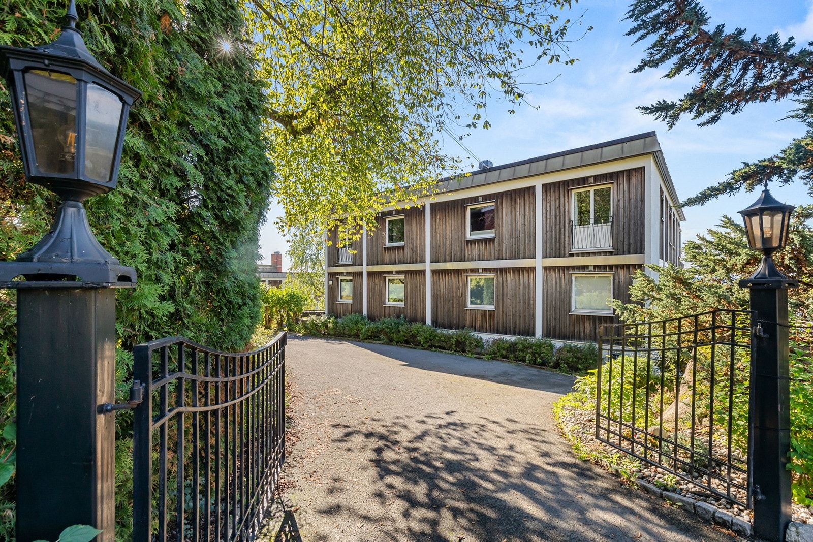 Leiligheten har en flott beliggenhet i et attraktivt og veletablert boligområde på Nordstrand. Stille og rolig boområde omkranset av felles grøntarealer. Galleribilde