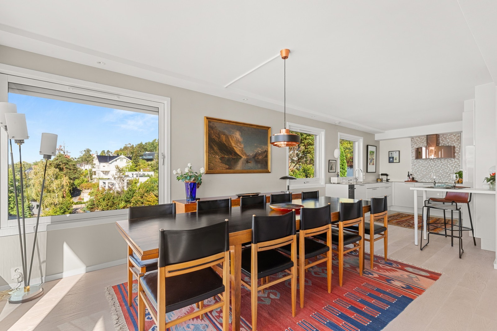 Sosial og åpen stue- og kjøkkenløsning. Galleribilde