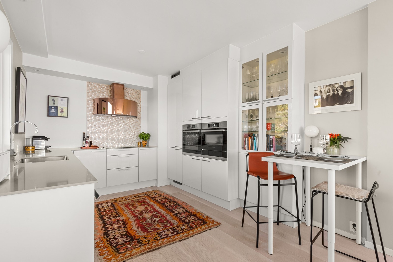 Kjøkkenet har opplegg for platetopp, oppvaskmaskin, stekeovn, mikro, vinskap og kombi kjøl/frys. Galleribilde